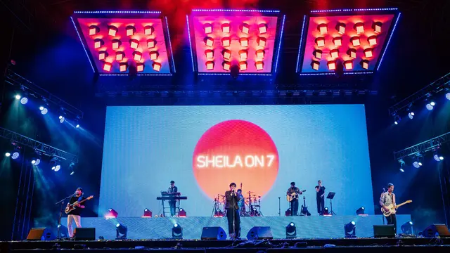 Sheila On 7 dalam konser penutup tur Tunggu Aku Di