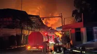 Pabrik cat di Tangerang terbakar hebat. Puluhan mobil pemadam kebakaran dikerahkan ke lokasi. (Liputan6.com/Pramita Tristiawati)