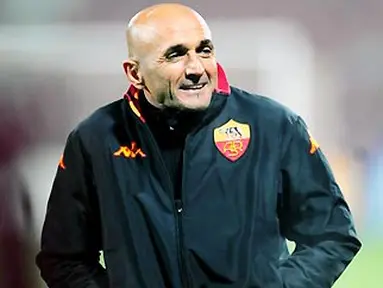 Roma's coach Luciano Spalletti during their official training session at one day ahead of the Champions League match against CFR Cluj in Cluj-Napoca city, on November 25, 2008. AFP PHOTO/DANIEL MIHAILESCU