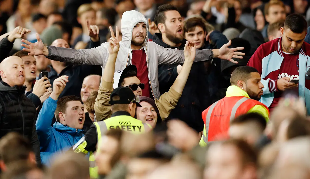 Pendukung The Hammers yang memicu keributan dengan para pendukung Chelsea saat pertandingan Piala Liga Inggris di Stadion London, Inggris (26/10). Pendukung West Ham menyanyikan lagu yang bernada homofobia untuk pemain Chelsea (Reuters/John Sibley)