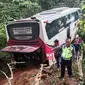 Kondisi bus Ranau Indah yang masuk ke dalam jurang sedalam 50 meter di Lampung Barat. Foto: (Polres Lampung Barat)