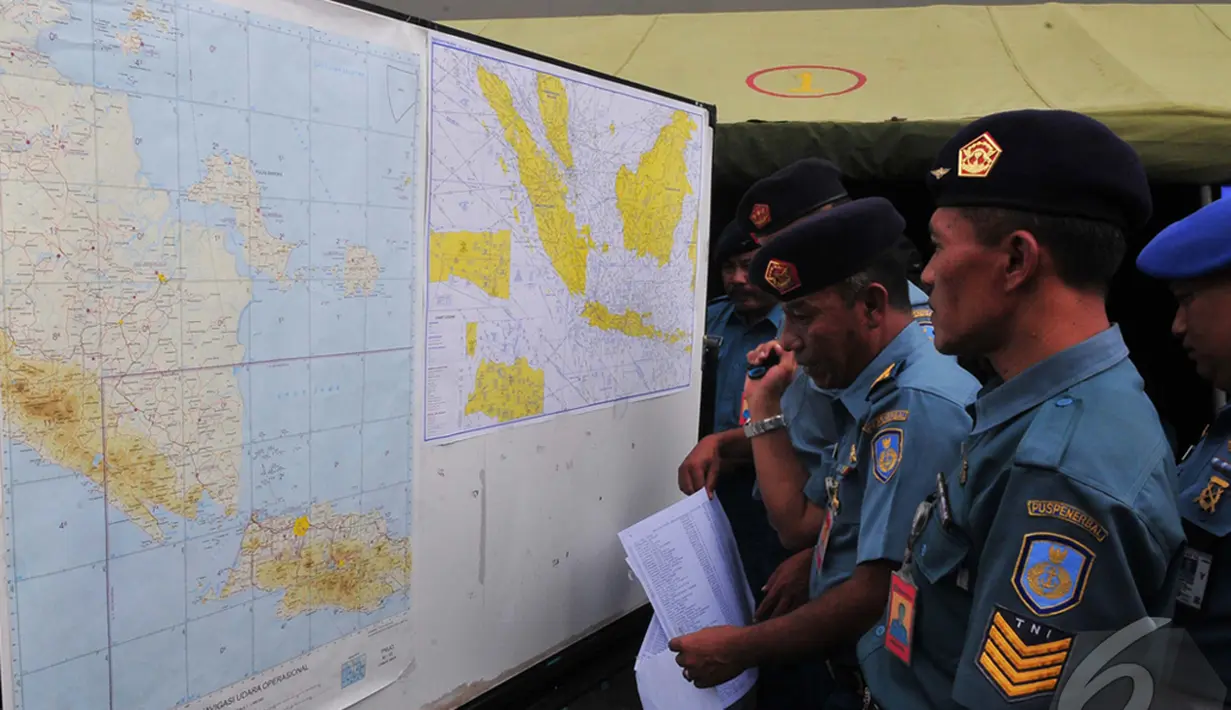 Petugas TNI saat melihat peta terkait pencarian pesawat AirAsia yang hilang, Surabaya, Jawa Timur, Senin (29/12/2014). (Liputan6.com/Johan Tallo)