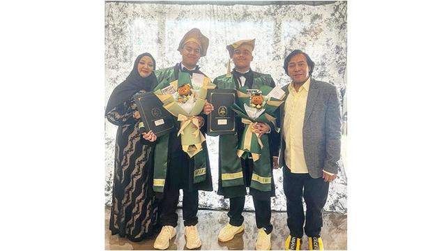 6 Potret Komeng Dampingi Anak dan Putra Sulung Arie Untung Wisuda Kelulusan SMA
