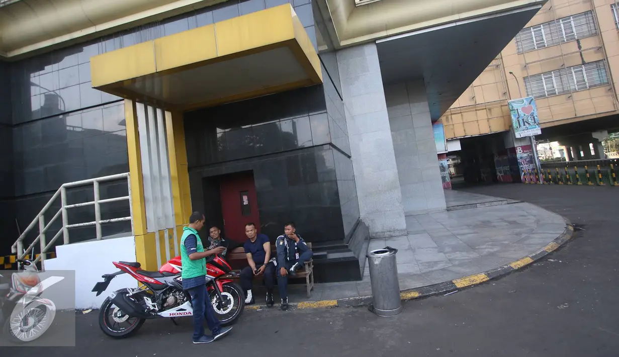 Sejumlah petugas keamanan berjaga di sekitar pertokoan yang tutup di Pasar Tanah Abang, Jakarta, Kamis (7/7). Pertokoan akan kembali buka pada 14 Juli 2016 mendatang. (Liputan6.com/Immanuel Antonius)