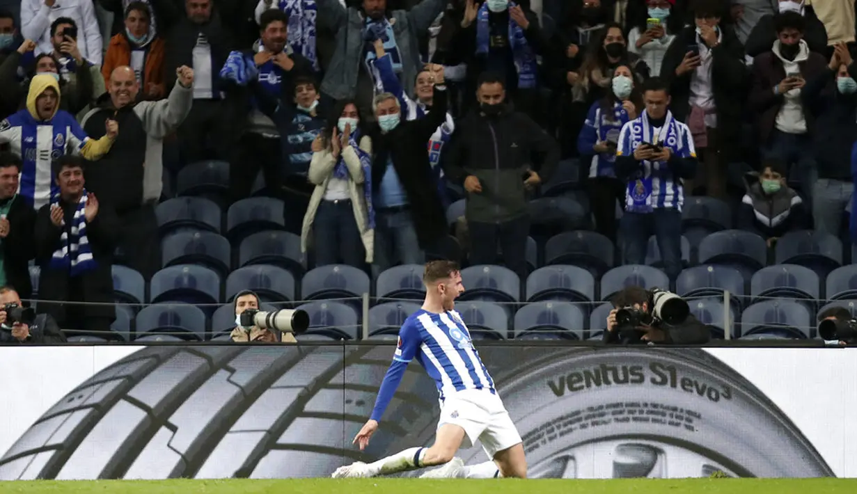 Pemain Porto Toni Martinez melakukan selebrasi setelah mencetak gol ke gawang Lazio pada pertandingan Liga Europa di Stadion Dragao, Porto, Portugal, 17 Februari 2022. Porto menang 2-1. (AP Photo/Luis Vieira)