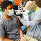 Pemberian vaksin Covid-19 kepada seorang anak di Pekanbaru. (Liputan6.com/M Syukur)