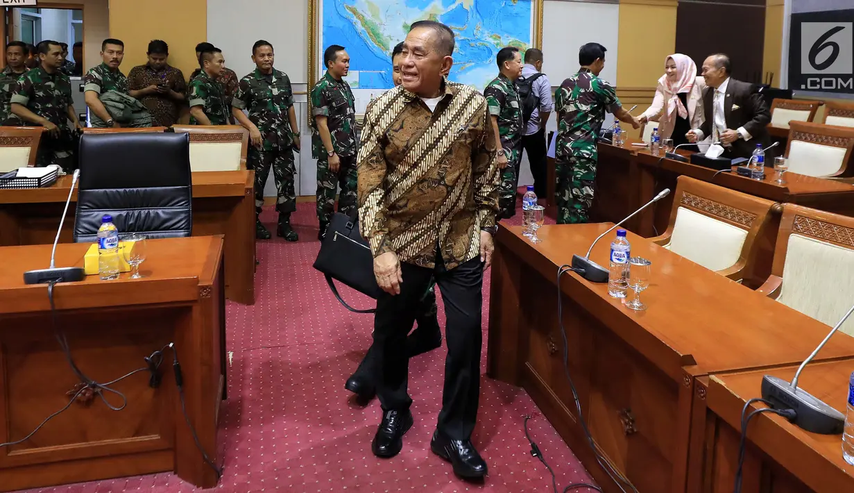 Menteri Pertahanan Ryamizard Ryacudu bersiap megikuti Rapat Kerja (Raker) dengan Komisi I DPR di Kompleks Parlemen, Senayan, Jakarta, Senin (22/10). Raker tersebut membahas anggaran pertahanan untuk Tahun Anggaran 2019. (Liputan6.com/Johan Tallo)