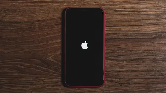 Ilustrasi Logo iPhone di Atas Layar.