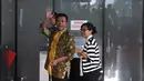 Nusron Wahid melambaikan tangan kepada awak media saat memasuki Gedung KPK, Jakarta, Kamis (26/02/2015).Kedatangan Nusron untuk berdiskusi dengan KPK mengenai upaya pemberantasan Korupsi di BNP2TKI. (Liputan6.com/Andrian M Tunay)
