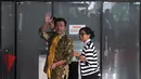 Nusron Wahid melambaikan tangan kepada awak media saat memasuki Gedung KPK, Jakarta, Kamis (26/02/2015).Kedatangan Nusron untuk berdiskusi dengan KPK mengenai upaya pemberantasan Korupsi di BNP2TKI. (Liputan6.com/Andrian M Tunay)