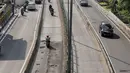 Sejumlah sepeda motor melintas di jalur Transjakarta di Jalan Galunggung, Jakarta, Kamis (7/2). Pelanggaran lalu lintas tersebut disebabkan kurangnya disiplin dan kepatuhan hukum dari pengguna jalan. (Liputan6.com/Faizal Fanani)