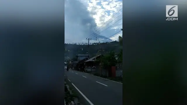 Gunung Agung meletus mengeluarkan asap hitam terus hingga saat ini.