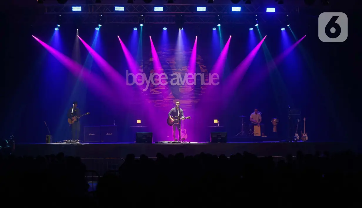Grup musik akustik, Boyce Avenue saat menghibur para fans dalam konser bertajuk 'Boyce Avenue Live in Jakarta' di Hotel Pullman Jakarta Central Park, Jakarta, Minggu (27/4/2025). (Liputan6.com/Angga Yuniar)