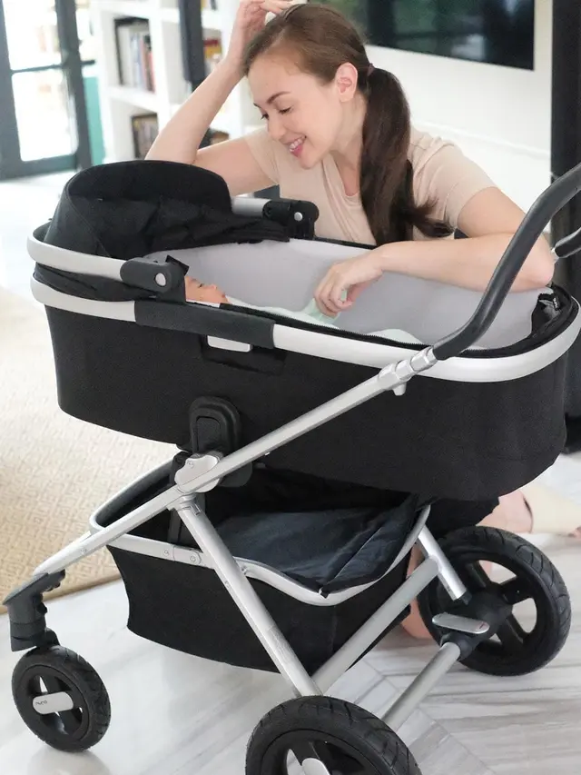 Sudah Jadi Ibu, Ini 6 Momen Rianti Cartwright Asuh Baby Rose