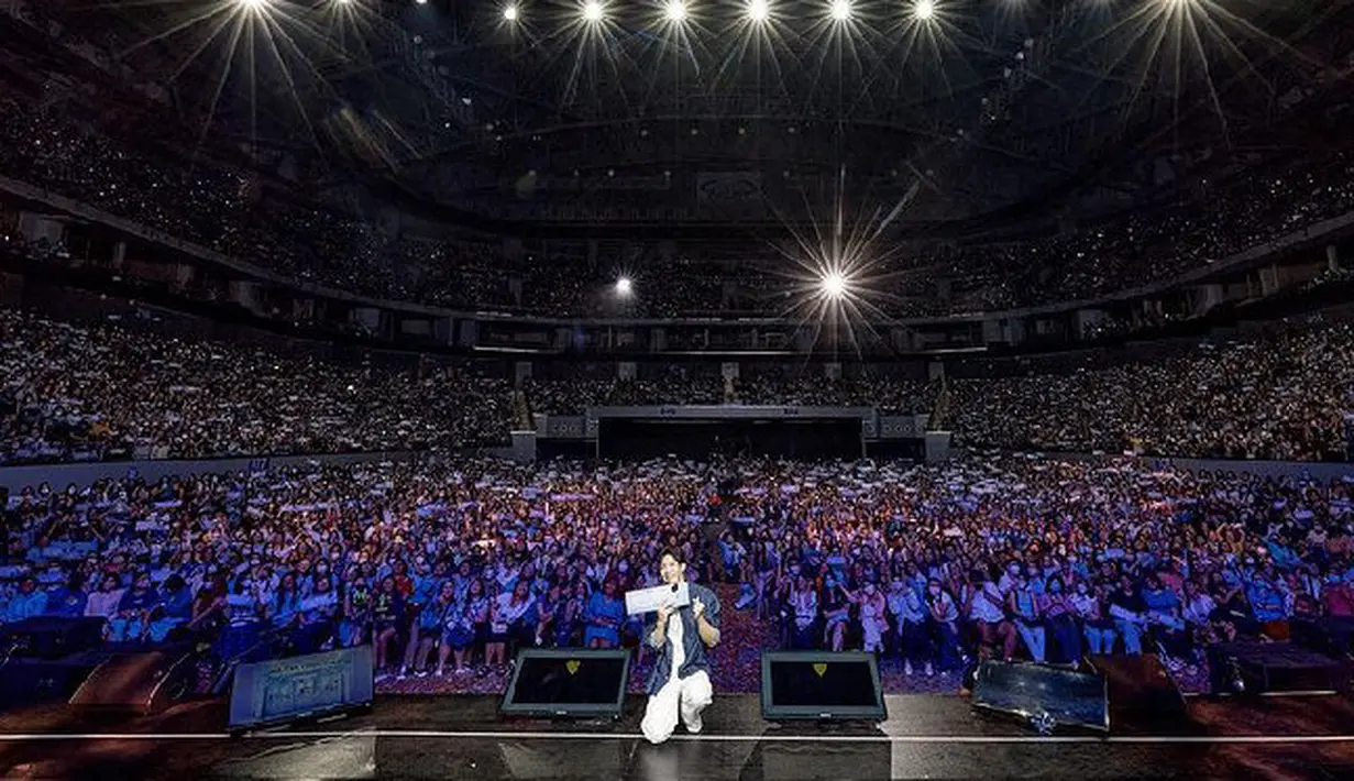 Kim Seon Ho Foto Bareng 10.000 Fans yang Menghadiri Fan Meeting Kim Seon di Manila (Foto: Instagram Kim Seon Ho)
