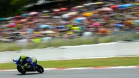 Pembalap Italia dari Movistar Yamaha, Valentino Rossi melaju kencang saat balapan MotoGP Catalunya di Sirkuit Catalunya di Montmelo, (17/6). Pembalap Jorge Lorenzo finis diurutan pertama dengan catatan waktu 40 menit 13,566 detik. (AFP PHOTO / Josep Lago)