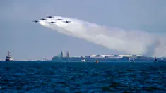 US Navy Blue Angels tampil pada Chicago Air and Water Show di atas Danau Michigan, Chicago, Amerika Serikat, 21 Agustus 2022. Chicago Air and Water Show adalah pertunjukan udara tahunan yang diadakan di tepi Danau Michigan. (AP Photo/Kiichiro Sato)