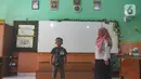 Tampak peserta didik baru memperkenalkan diri di depan kelas. (merdeka.com/Arie Basuki)