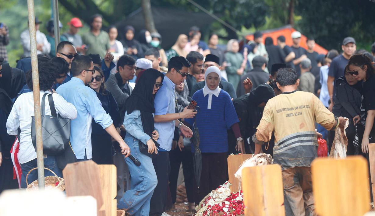 Beberapa kerabat dekat menabur bunga di sisi makam Oxavia Aldiano atau lebih dikenal dengan nama Vidi Aldiano di Tempat Pemakaman Umum (TPU) Tanah Kusir, Jakarta, Minggu (8/3/2026). (Kapanlagi.com/Budy Santoso)