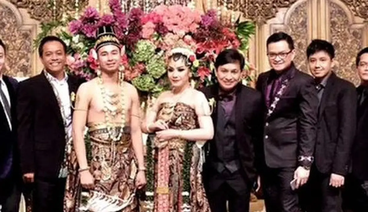 Nagita dan Raffi pun lengkap mengenakan aksesori berupa, kalung hingga gelang. Nagita pun tampil dengan paes dan hiasan kepala. Serta makeup boldnya.  [@raffinagita1717]