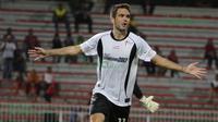 Striker T-Team Malaysia, Tomislav Busic, merayakan gol yang dicetaknya ke gawang ATM FA pada laga play-off Malaysia Super League 2016 di Stadion Perak, Malaysia, Minggu (31/1/2016). T-Team berhasil menang 2-1. (Bola.com/Nicklas Hanoatubun)