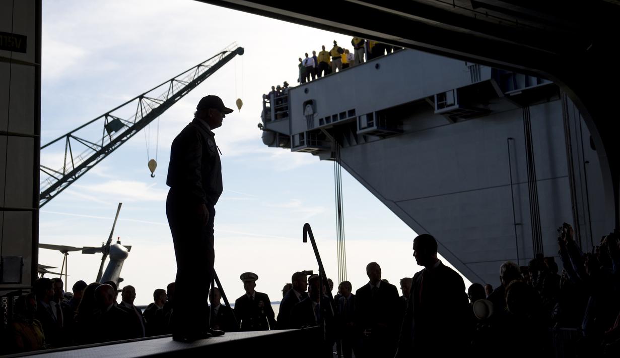 Presiden AS Donald Trump saat berpidato di atas kapal induk Gerald R. Ford di Newport News, Virginia (2/3). Trump tampak gagah mengenakan jaket panglima tertinggi Navy Seal. (AFP Photo / Saul Loeb)