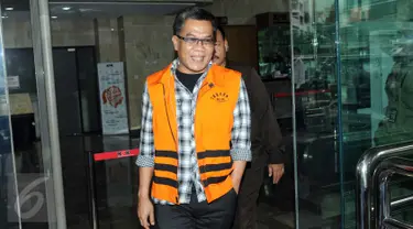 Anggota Komisi III DPRD Banten dari F-PDIP Tri Satya Santosa berjalan keluar usai menjalani pemeriksaan di KPK, Jakarta, Rabu (20/1). Tri diperiksa sebagai saksi dugaan suap pembahasan pembentukan Bank Pembangunan Daerah Banten (Liputan6.com/Helmi Afandi)