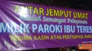 Citizen6, Bekasi: Para Jemaat Gereja Ibu Teresa saling tolong-menolong dengan memberikan tumpangan sukarela berupa jemputan kendaraan kepada jemaat yang naik kendaraan umum. (Pengirim: Oseph Pratama Galih)