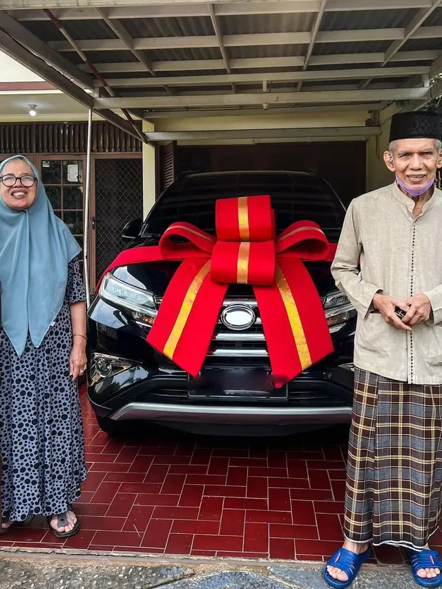 Kakek Nenek Atta Halilintar dapat Mobil Baru