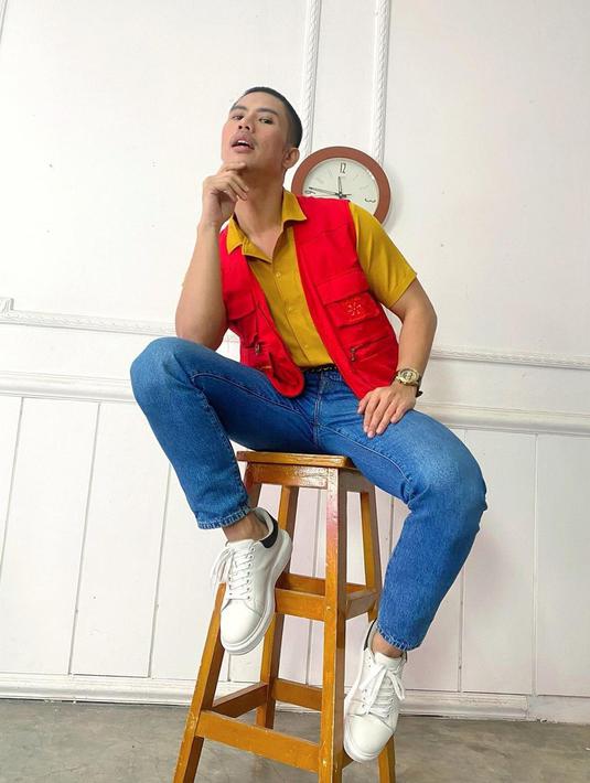 <p>Ricky Cuaca terlihat lebih langsing dari penampilan sebelumnya. Ternyata, pria 33 tahun itu menjalani program diet. (Instagram/rickycuaca)</p>