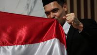 Pemain Naturalisasi Timnas Indonesia, Shayne Pattynama mencium bendera merah putih saat Pengambilan Sumpah Janji Setia Pewarganegaraan Republik Indonesia yang berlangsung di Kantor Wilayah Kementetian Hukum dan HAM DKI Jakarta, Selasa (24/01/2023). (Bola.com/Bagaskara Lazuardi)