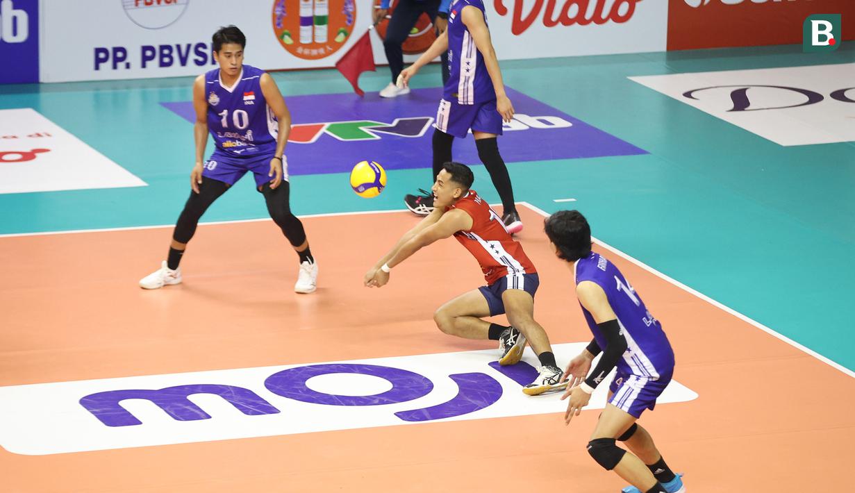 Laga yang berlangsung di GOR Padepokan Voli, Sentul, Jawa Barat, Sabtu (22/7/2023) dimenangkan Indonesia dengan skor telak 3-0, dengan rincian 25-20, 25-19, dan 25-20. (Bola.com/Abdul Aziz)