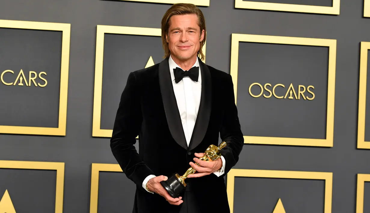 Brad Pitt berpose di ruangan pers seusai menerima piala Oscar dalam ajang Academy Awards ke-92 di Dolby Theatre, Los Angeles, Minggu (9/2/2020). Brad Pitt menyabet penghargaan sebagai Aktor Pendukung Terbaik untuk aktingnya di film Once Upon a Time in Hollywood. (Amy Sussman/Getty Images/AFP)