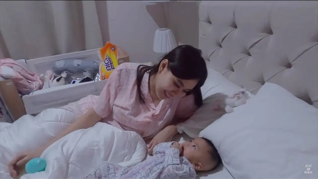 7 Momen Syahnaz Sadiqah Asuh Si Kembar saat Terbangun Tengah Malam