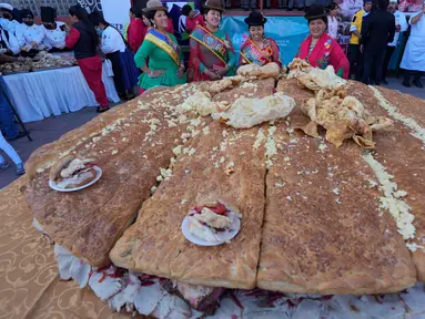 Cholitas berpose untuk foto selama presentasi "sandwich de chola" raksasa, di La Paz, Bolivia, Selasa, 2 Juli 2024. (AP Photo/Juan Karita)