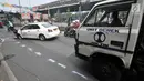 Petugas derek mengevakuasi mobil taksi usai kecelakaan tunggal di Jalan Ahmad Yani, Jakarta, Rabu (1/8). (Merdeka.com/Iqbal Nugroho)