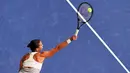 Flavia Penneta mengalahkan Roberta Vinci di final AS Terbuka 2015 dengan skor skor 7-6 (4), 6-2, Minggu (13/9/2015). (AFP Photo/Jewel Samad)