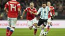 Bintang Argentina, Lionel Messi, berusaha melewati kepungan pemain Rusia pada laga persahabatan jelang Piala Dunia 2018 di Stadion Luzhniki, Moskow, Sabtu (11/11/2017). Rusia kalah 0-1 dari Argentina. (AP/Ivan Sekretarev)