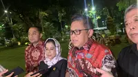 Sekjen PDIP Hasto Kristiyanto ditemui usai menggelar pertemuan tertutup dengan Gubernur Jawa Timur Khofifah Indar Parawansa di rumah dinas Wali Kota Surabaya Eri Cahyadi. (Liputan6.com/Delvira Hutabarat)