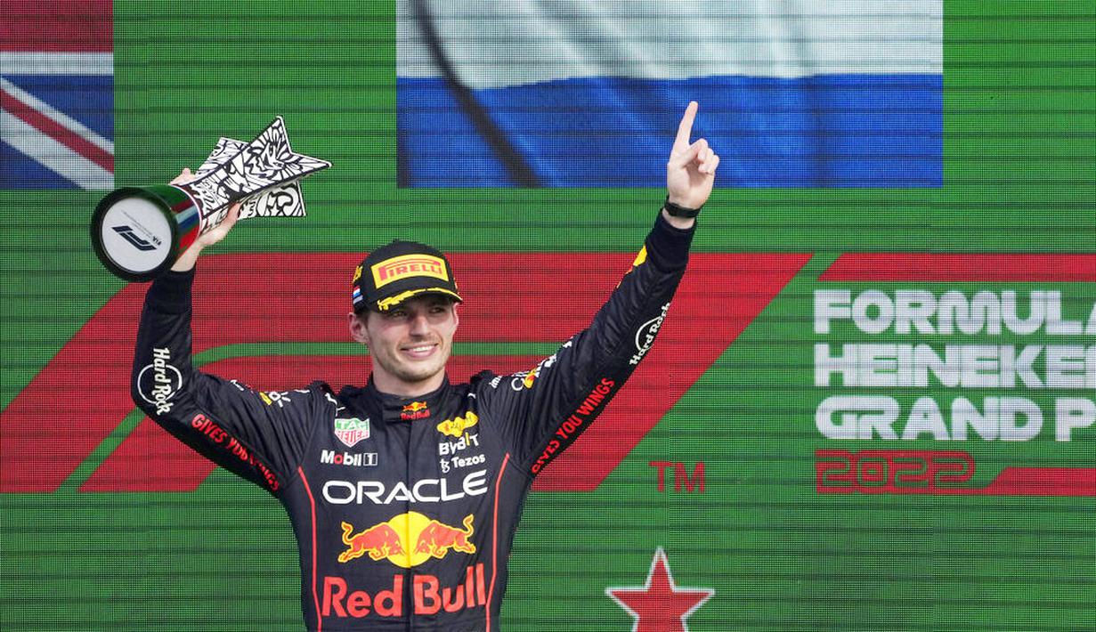 Max Verstappen makin dekat mempertahankan gelar juara dunia dengan tujuh balapan tersisa mengingat margin jauhnya atas Charles Leclerc. (AP/Peter Dejong)