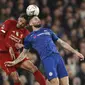 Striker Chelsea, Olivier Giroud, duel udara dengan bek Liverpool, Joe Gomez, pada laga Piala FA di Stadion Stamford Bridge, Selasa (3/3/2020). Chelsea menang 2-0 atas Liverpool.(AP/Ian Walton)