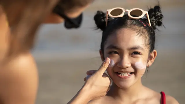 Kulit yang sebelumnya terpapar sinar matahari dan udara panas bisa kehilangan kelembaban dan menjadi kering.