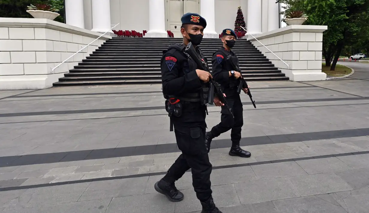 Personel Brimob berjaga saat memeriksa keamanan jelang malam Natal di Gereja Immanuel, Jakarta, Sabtu (24/12/2022). Pengamanan dilakukan di sejumlah gereja di berbagai wilayah guna menciptakan rasa aman dan khidmat bagi warga yang akan melangsungkan ibadah malam Natal. (ADEK BERRY/AFP)