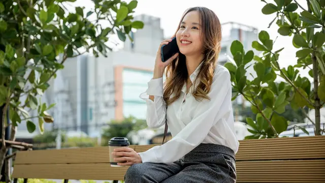 menelpon tersenyum karir mandiri dewasa ponsel