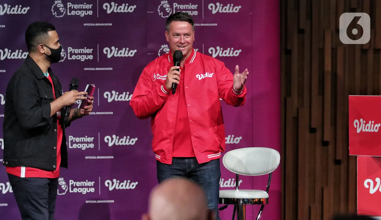 Mantan penyerang Liverpool dan Manchester United (MU) Michael Owen (kanan) saat meet and greet di Gedung SCTV Tower, Jakarta, Minggu (21/8/2022). Dalam acara #owenkevidio meet and greet with Michael Owen menceritakan pengalaman terbaiknya dalam dunia sepak bola kepada para penggemar serta berfoto bersama. (Liputan6.com/Angga Yuniar)