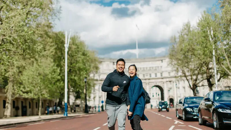 Potret Romantis Putri Marino Temani Chicco Jerikho Maraton di London