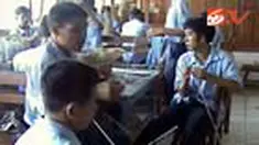Anak-anak cacat mental di sebuah Balai Rehabilitasi Sosial di Temanggung, Jateng, mampu menghasilkan berbagai macam kerajinan tangan. 