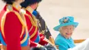 Ratu Elizabeth sendiri terlihat sangat bahagia dan menkmati perjalanannya di kereta kuda. (PA Images/INSTARimages.com/Cosmopolitan)