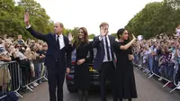 Pangeran William, Kate Middleton, Pangeran Harry, dan Meghan Markle, menyapa para pengunjung yang datang ke kastil Windsor memberikan penghormatan kepada Ratu Elizabeth II. (Foto: Kirsty O'Connor/Pool Photo via AP)