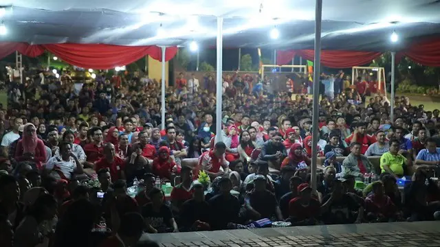 Ratusan suporter ikuti nobar semifinal sepakbola Sea Games 2017, Indonesia vs Malaysia yang digelar di halaman kantor Kemenpora, Senayan.